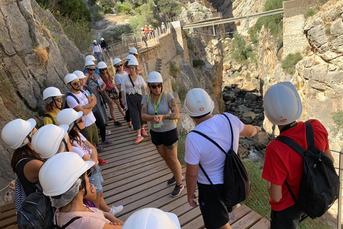 explicando ruta visita guiada caminito del rey naturanda 1
